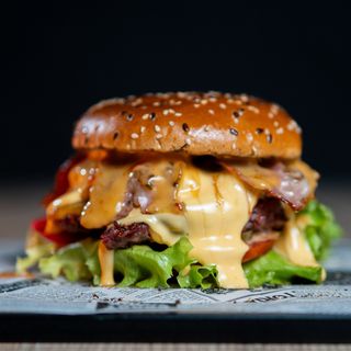 Meniu Cheeseburger vită dublu+Cartofiu