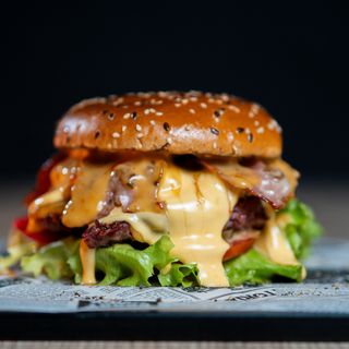 Meniu Cheeseburger vită triplu+Cartofiu