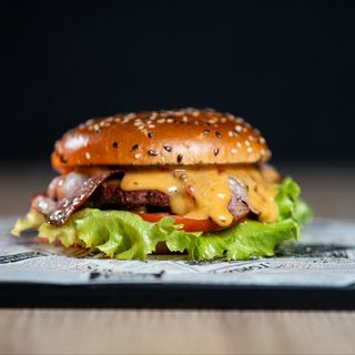 Meniu Cheeseburger vită simplu+Cartofiu