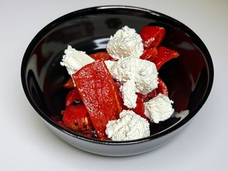 Salată de ardei copți cu brânză