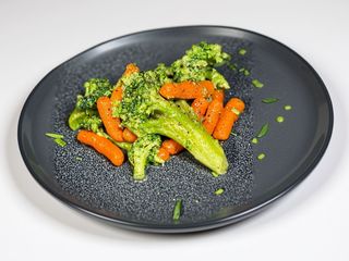 Sote de broccoli și baby morcovi