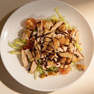 Salată Caesar cu pui