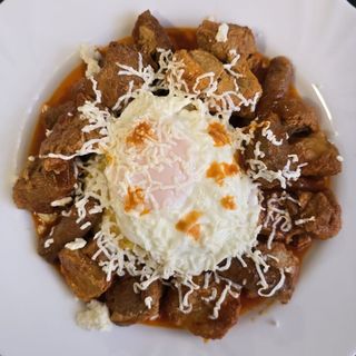 Tochitură de porc cu mămăligă, ou și brânză telemea