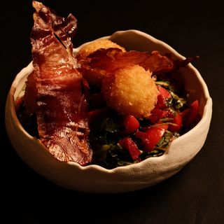 Salată cu chiftele de brânză