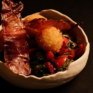 Salată cu chiftele de somon