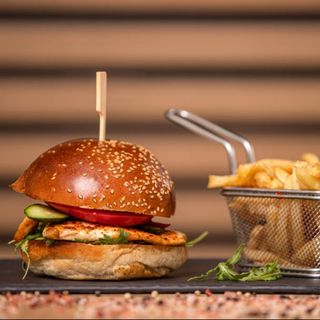Burger de pui cu cartofi prăjiți 400g