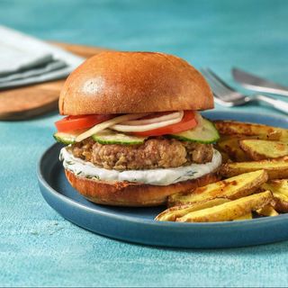 Greek Burger cu cartofi prăjiți și sos tzatziki – 400g