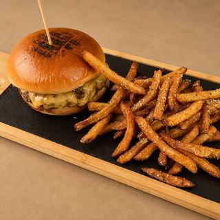 Burger de vită cu sos chimichurri si cartofi prajiti 400g