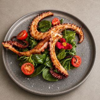 Tentacule de caracatiță cu mix de salată verde 200g
