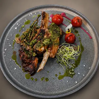 Cotlete de Berbecuț cu Sos Chimichurri si cartofi noi – 200g