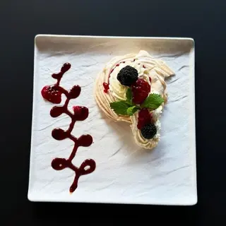 NOU! PAVLOVA DE VARA