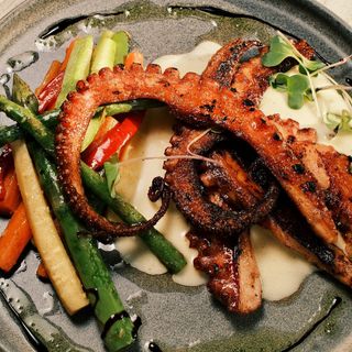 Tentacule de caracatita cu legume sotate