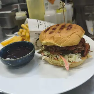 GRAND BBQ PULLED PORK SANDWICH / SANDWICH GRAND BBQ PULLED PORK /