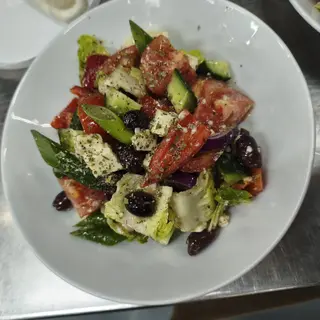 GREEK VILLAGE SALAD / SALATĂ GRECEASCĂ DE CASĂ / SALADE GRECQUE VILLAGEOISE