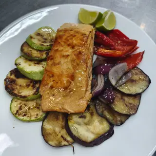 GRILLED ATLANTIC SALMON STEAK / MEDALION DE SOMON DE ATLANTIC LA GRĂTAR / PAVÉ DE SAUMON DE L'ATLANTIQUE GRILLÉ