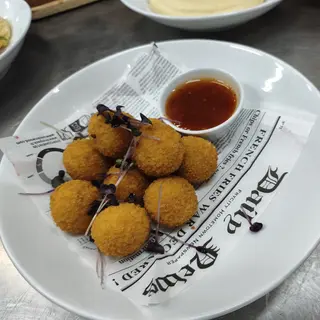 GOLDEN CHEESE DUMPLINGS / GĂLUȘTE DE BRÂNZĂ AURII