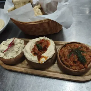 TRADITIONAL TRIO OF DIPS / TRIO TRADIȚIONAL DE GUSTĂRI