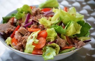 Salată Mediteraneană cu ton