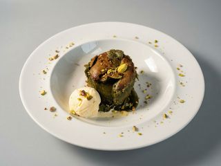 Fondant de fistic, înghețată de vanilie, nuci caramelizate
