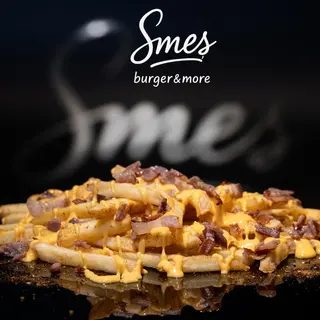 Cartofi prăjiți cu sos cheddar și bacon crocant