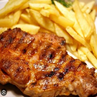 Ceafa de porc la gratar cu cartofi prajiti si salata