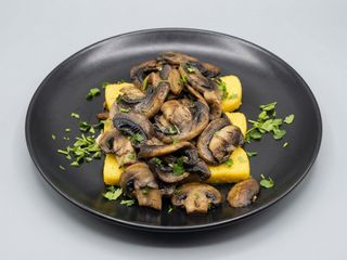 Ciuperci înăbușite cu mămăligă 