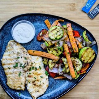 Piept de pui cu legume la grătar