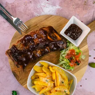 Coaste de porc cu sos BBQ si cartofi prajiti
