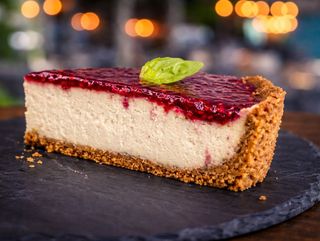 Cheesecake cu cremă de fistic și zmeură