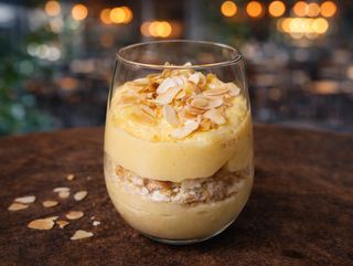 Cremeș la pahar cu fulgi de migdale