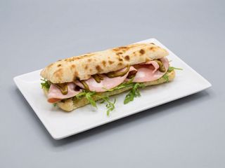 Panini cu mortadella, burrata și fistic