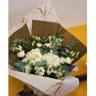 Buchet elegant cu hortensia si eustoma