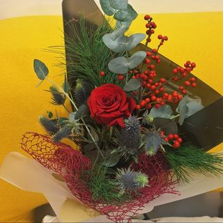 Buchet trandafiri solo înconjurat de verde