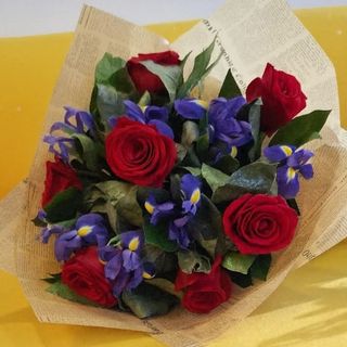 Buchet irisi cu trandafiri rosii