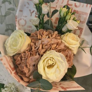 Buchet trandafiri albi si eustoma