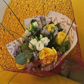 Buchet cu trandafiri galbeni si limonium