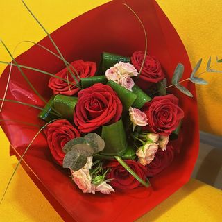 Buchet trandafiri rosii si frunze ondulate