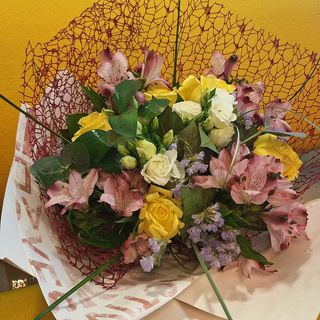 Buchet cu trandafiri galbeni si alstroemeria