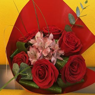 Buchet trandafiri rosii si alstroemeria centrala