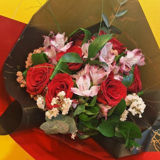 Buchet trandafiri rosii si alstroemeria roz