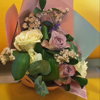 Buchet trandafiri albi si mov