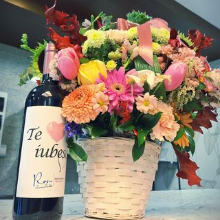 Aranjament multicolor cu vin alături