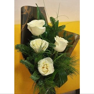 Buchet funerar cu trandafiri albi