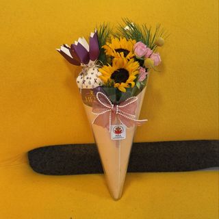 Rază de Soare – con floral cu floarea-soarelui și trandafiri