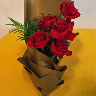 Buchet inedit cu trandafiri si palmier pitic la ghiveci