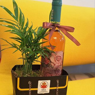 Aranjament deosebit in poseta cu palmier si vin