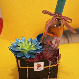 Aranjament in poseta cu echeveria si vin