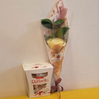 Cornet cu trandafir alb + cutie Raffaello