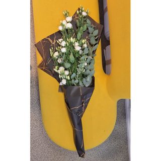 Buchet funerar eustoma si eucalipt