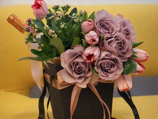 Aranjament Premium cu Trandafiri, Lalele,  Kalanchoe & Vin